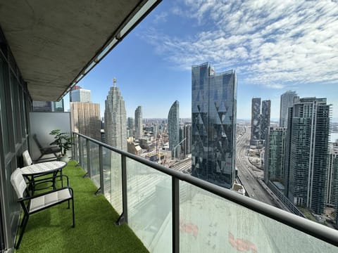Luxury Downtown Toronto 2 Bedroom Suite with City and Lake Views and Free Parking Condo in Toronto