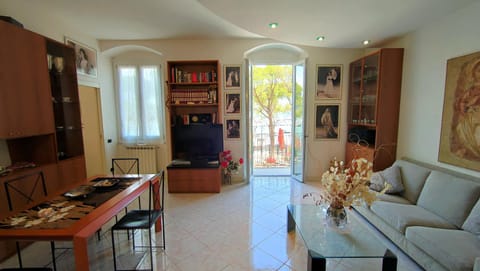 TV and multimedia, Living room, Dining area