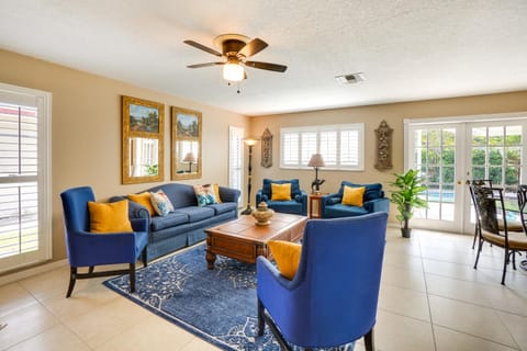 Sunny Florida Retreat with Pool, Near Busch Gardens! Haus in Palm Harbor