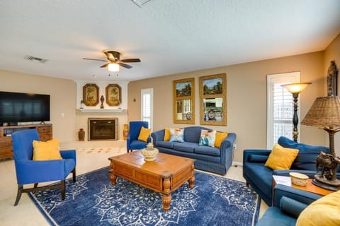 Sunny Florida Retreat with Pool, Near Busch Gardens! Haus in Palm Harbor