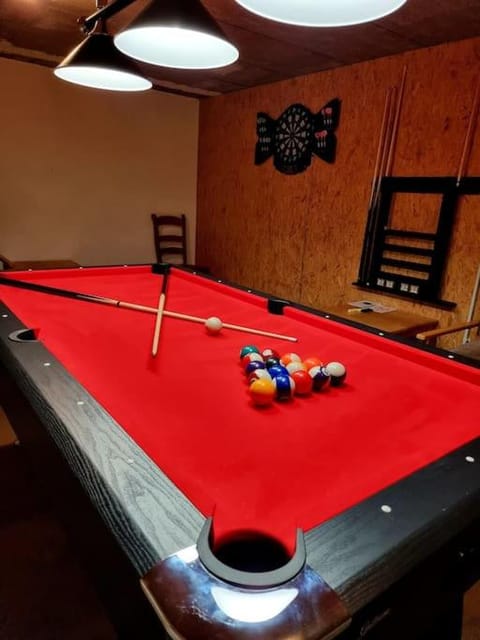 Billiard, Game Room