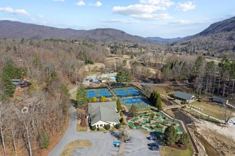 Above It All Hot Tub Views Rumbling Bald Sleeps 11 House in Lake Lure