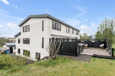 Property building, Spring, Day, Garden, Garden view