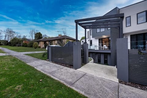 Brand New Modern 3br2ba Townhouse Glen Waverley Casa in Glen Waverley