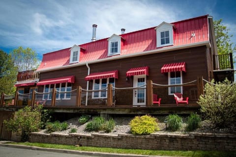 Chalet & Gîte Capitainerie du Passant Bed and Breakfast in Shawinigan