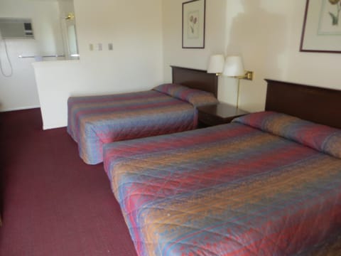 Traveler's Lodge Motel in Salina