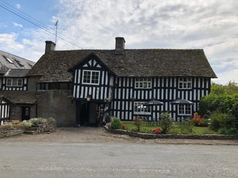 Property building, Facade/entrance, Garden, Quiet street view