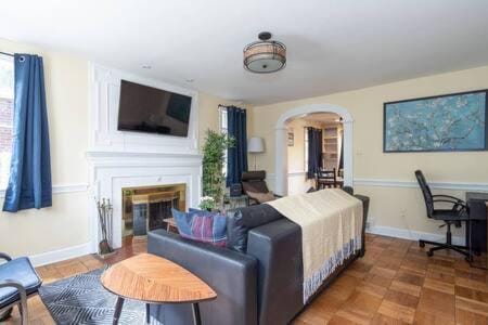 Spacious 4BR CozySuites in Old Town Alexandria House in Alexandria