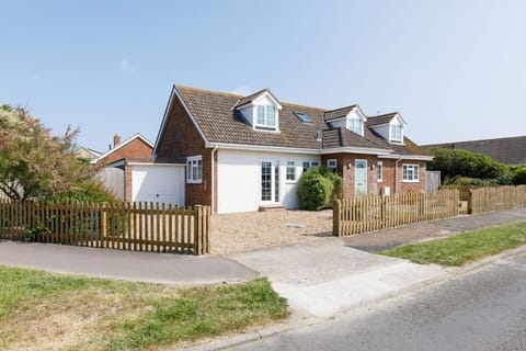Beach house for 10 with hot tub & garden Casa in West Wittering