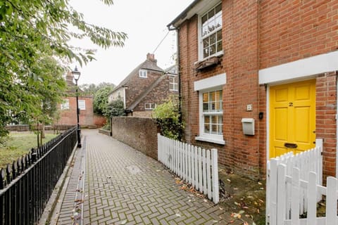 Property building, Neighbourhood, Garden, Garden view