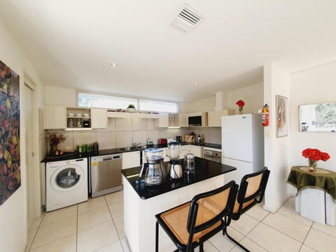 Yarralumla Sunny, open and comfy home near by a lake and shopping centre House in Canberra