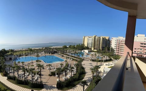 Bird's eye view, Pool view