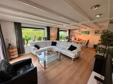 78 m2 Luxe Bos Chalet Welness Private Barrelsauna and HOTTUB and AIRCO Haus in Putten