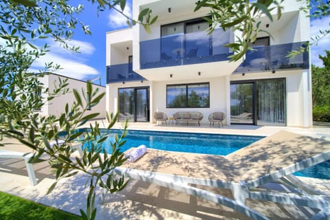 Property building, Patio, Day, Dining area, Pool view, Swimming pool, sunbed