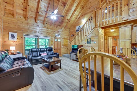 Riverfront Ellijay Cabin with Deck and Pool Access! Haus in Ellijay