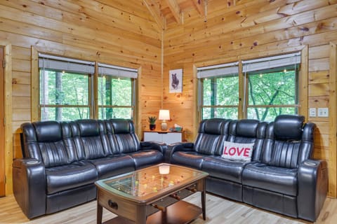 Riverfront Ellijay Cabin with Deck and Pool Access! Haus in Ellijay