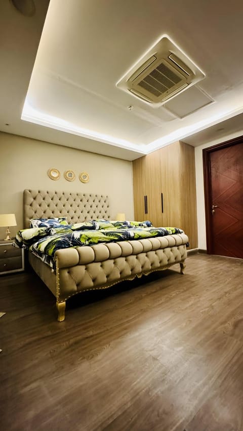 One Bed Appartment in GoldCrest Mall and residency DHA Lahore Condominio in Lahore