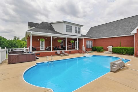 Smyrna Home with Pool and Hot Tub! 20mi to Nashville! House in La Vergne
