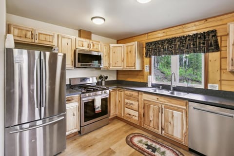 Welcoming Wasilla Cabin with Patio! Haus in Wasilla