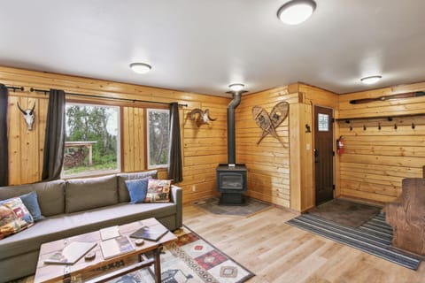 Welcoming Wasilla Cabin with Patio! Haus in Wasilla