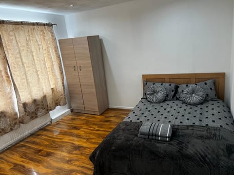 Good priced double bed in Hayes Bed and Breakfast in Southall