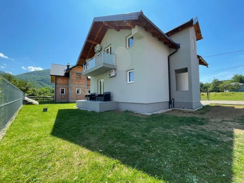 Property building, Day, Garden, Garden view