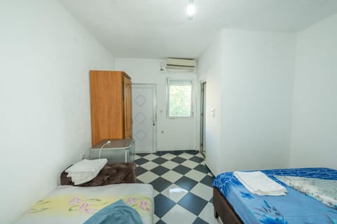 Bed, Photo of the whole room, towels, wardrobe, air conditioner