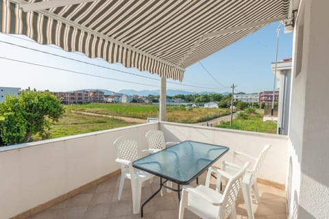 Patio, Day, Natural landscape, Dining area