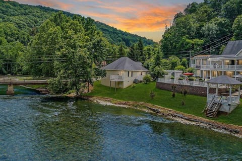 Jackson River Estate 3 dwellings on River w/ Pool sleeps 23 House in Shenandoah Valley