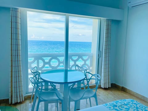 View (from property/room), Dining area, Sea view