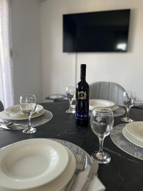 Communal lounge/ TV room, Food and drinks, Dining area
