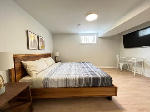 Letitia Heights !A Spacious and Quiet Private Bedroom with Shared Bathroom Casa vacanze in Barrie