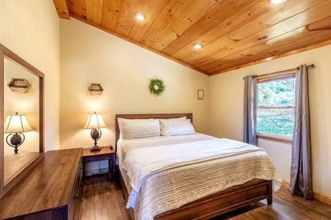 *New Owner Special* Cozy Cabin with mountain views Haus in Cheoah