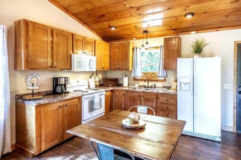 *New Owner Special* Cozy Cabin with mountain views House in Cheoah