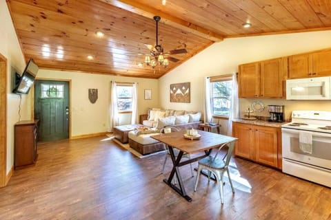 *New Owner Special* Cozy Cabin with mountain views Haus in Cheoah