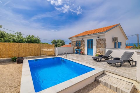 Holiday house KUNTENTA with pool and jacuzzi Maison in Krk