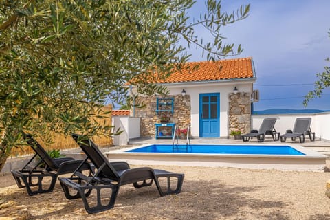 Holiday house KUNTENTA with pool and jacuzzi Casa in Krk