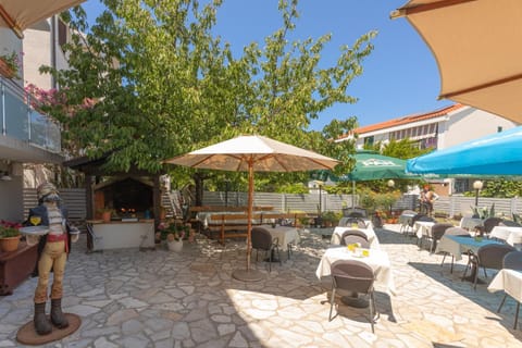 Patio, Restaurant/places to eat