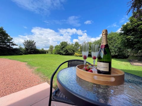 Pass the Keys Spectacular 7BR House Hot Tub and Gardens in Gretna House in Gretna Green