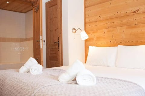 Powder Ridge - 6 bedroom chalet with hot tub Condo in Tignes