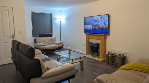 Communal lounge/ TV room, TV and multimedia, Living room, Seating area, Evening entertainment