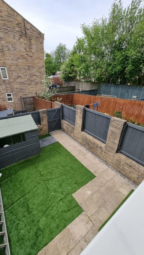 ClariTurf - 4 Bedroom Semi - Private Parking near Turf Moor, Town Centre, Transport and Motorway Links next to Canal, 3 Parks and Lake - Sky and Netflix House in Burnley