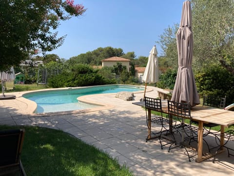 Villa provençal avec piscine Villa in Antibes