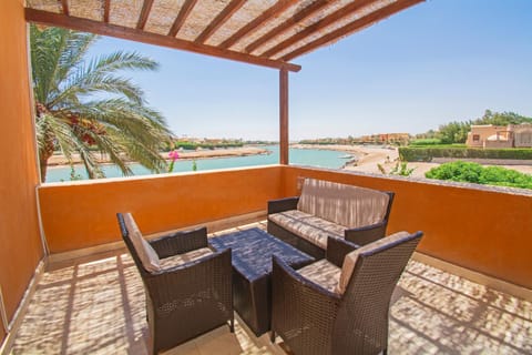 View (from property/room), Balcony/Terrace, Living room, Dining area, Pool view, River view, Sea view, Swimming pool