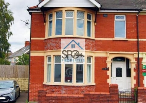 Property building, Facade/entrance, Neighbourhood, Street view, Parking