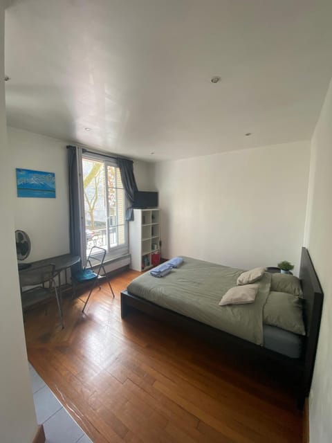 Bed, Photo of the whole room, Seating area, Bedroom, towels