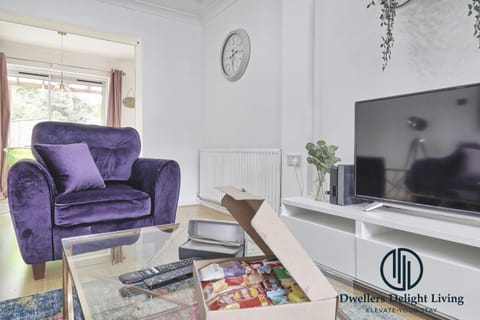 Purple Velvet - 2 Bed Home Spacious - Basildon Essex Upto 5 Guests, Free Wifi , Free Parking House in Basildon