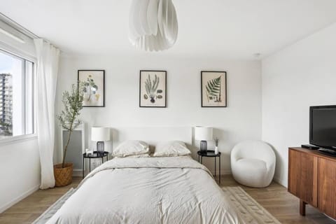 Bed, Photo of the whole room, Decorative detail, Bedroom