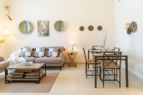 Your Luxurious 2BR Al Reem Escape at Mangrove Place Condominio in Abu Dhabi