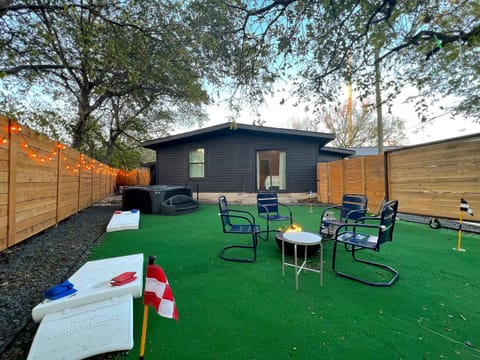 Pool - Hot Tub - 7BR 6th Street - 6 min Drive House in Austin